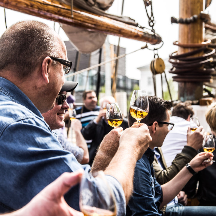 folk skåler på Mira